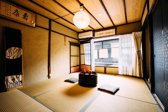 京町家で暮らす様な京都ステイを満喫。畳にお布団の2名様用の和室（ツイン）